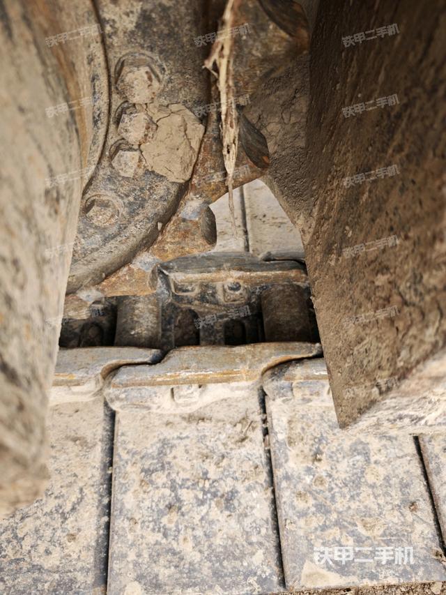 左驅(qū)動輪（行走機構(gòu)）