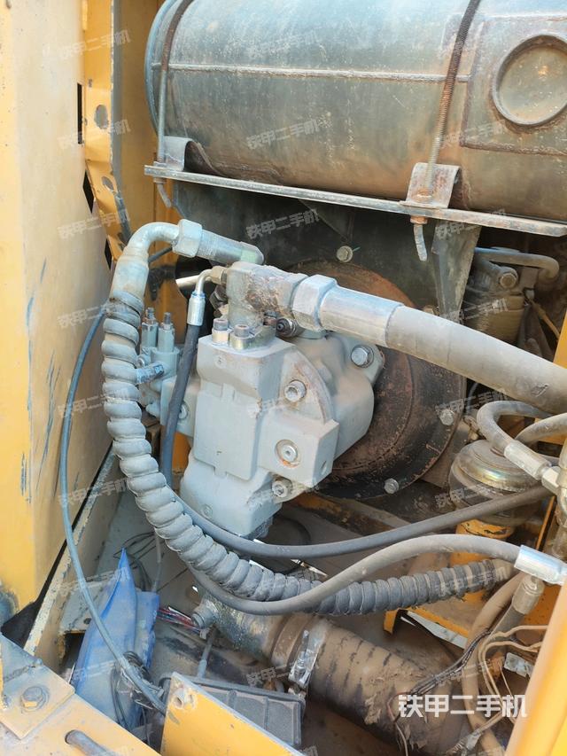 液壓泵艙室正面整體(整機(jī)外觀) 液壓泵艙室正面整體(整機(jī)外觀)