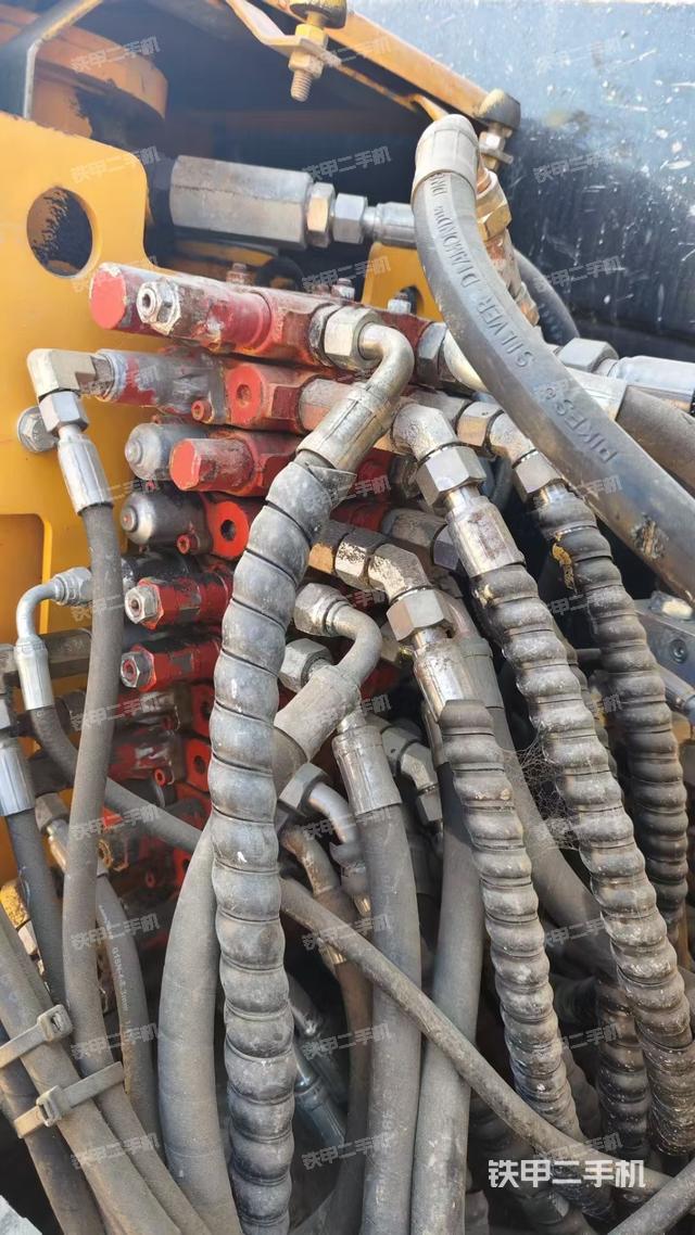 回轉(zhuǎn)馬達(dá)和主控閥（整機(jī)外觀）