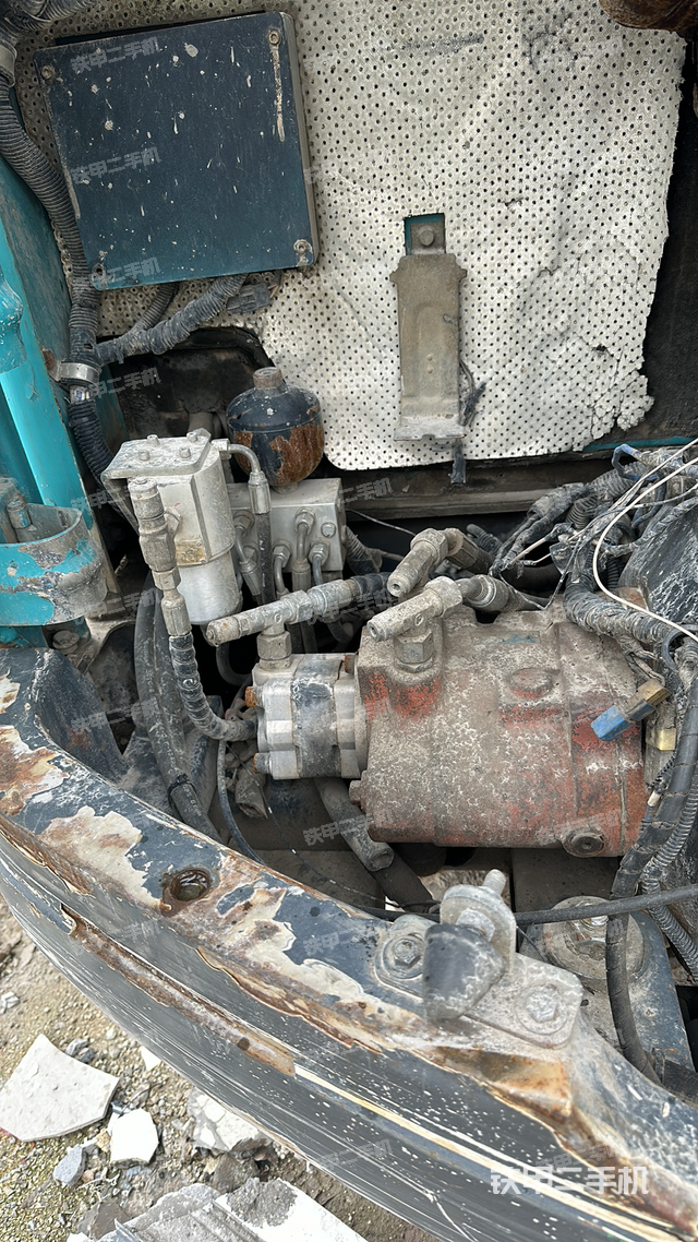 回转马达和主控阀（整机外观）