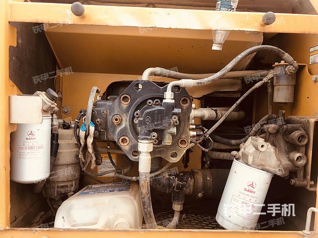 液压泵舱室正面整体（整机外观）