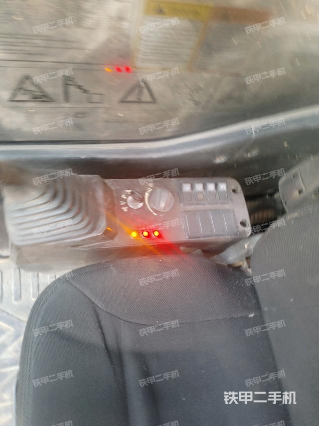 座椅右側(cè)控制臺/鑰匙門/油門/含右手柄(駕駛室部分) 座椅右側(cè)控制臺/鑰匙門/油門/含右手柄(駕駛室部分)