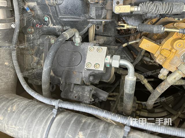 液壓泵艙室正面整體(整機外觀) 液壓泵艙室正面整體(整機外觀)