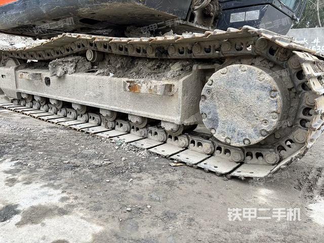 單側(cè)履帶整體(整機(jī)外觀) 單側(cè)履帶整體(整機(jī)外觀)