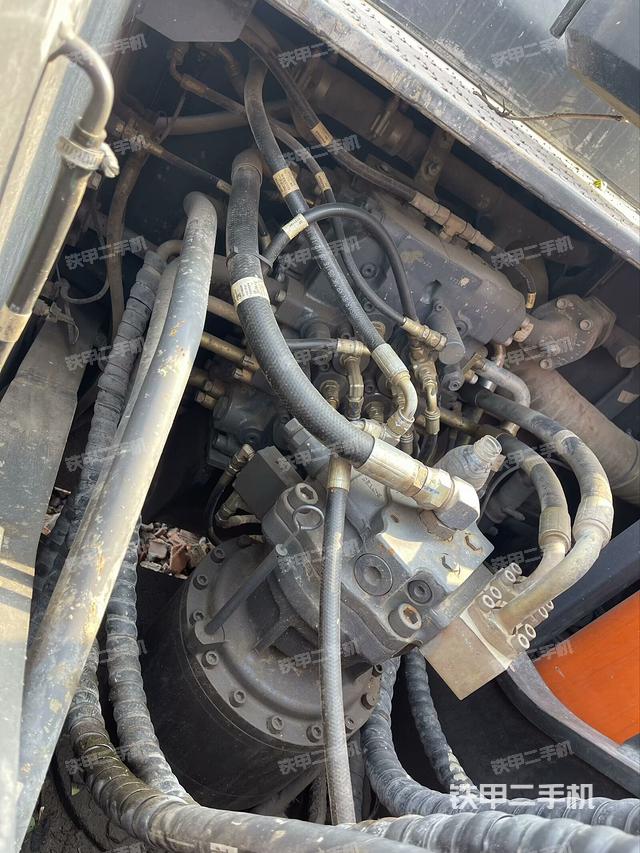 回轉(zhuǎn)馬達和主控閥(整機外觀) 回轉(zhuǎn)馬達和主控閥(整機外觀)