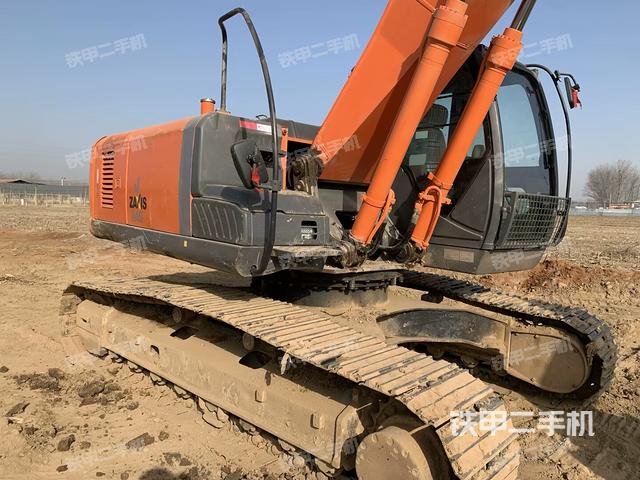 單側(cè)履帶整體(整機(jī)外觀) 單側(cè)履帶整體(整機(jī)外觀)