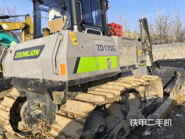 右后45°(推土機整車外觀) 右后45°(推土機整車外觀)