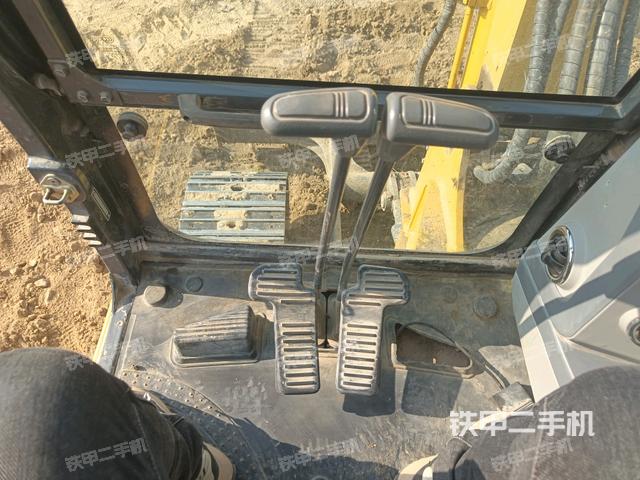 行走控制手柄和踏板?俯拍（駕駛室部分）