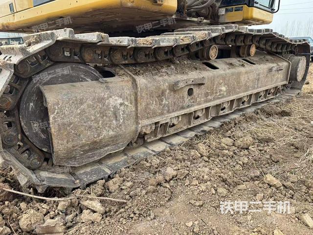 單側(cè)履帶整體(整機(jī)外觀) 單側(cè)履帶整體(整機(jī)外觀)