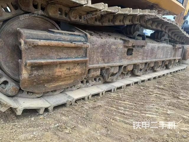 單側(cè)履帶整體(整機(jī)外觀) 單側(cè)履帶整體(整機(jī)外觀)