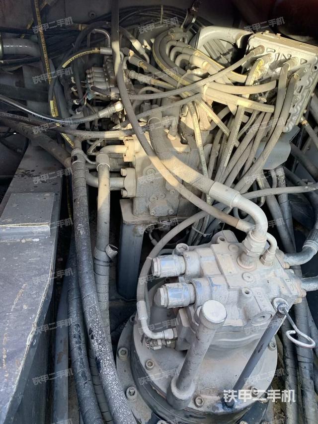 回轉(zhuǎn)馬達(dá)和主控閥(整機(jī)外觀) 回轉(zhuǎn)馬達(dá)和主控閥(整機(jī)外觀)