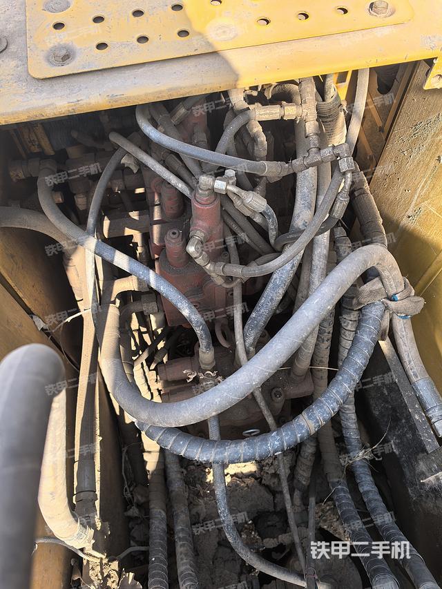 回轉(zhuǎn)馬達(dá)和主控閥（整機(jī)外觀）