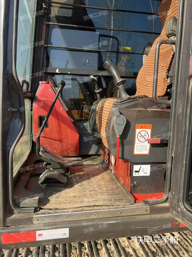 駕駛室頂部（整機外觀）