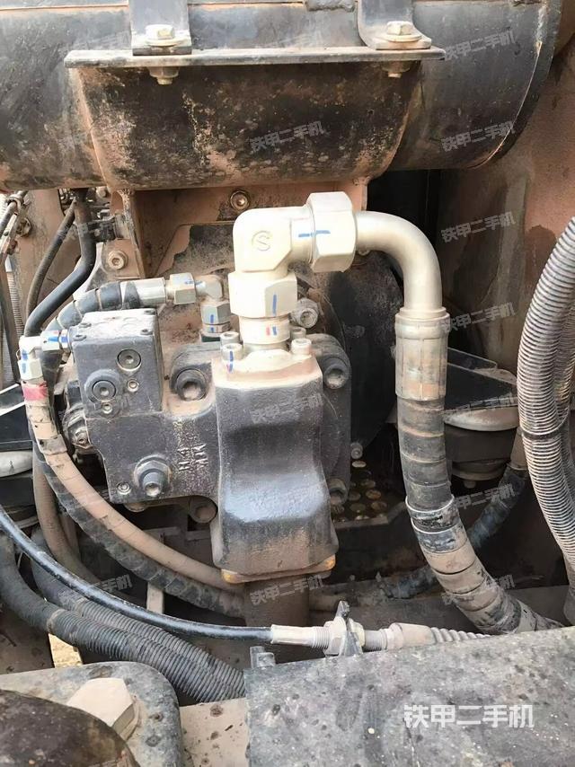 液壓泵艙室正面整體(整機外觀) 液壓泵艙室正面整體(整機外觀)