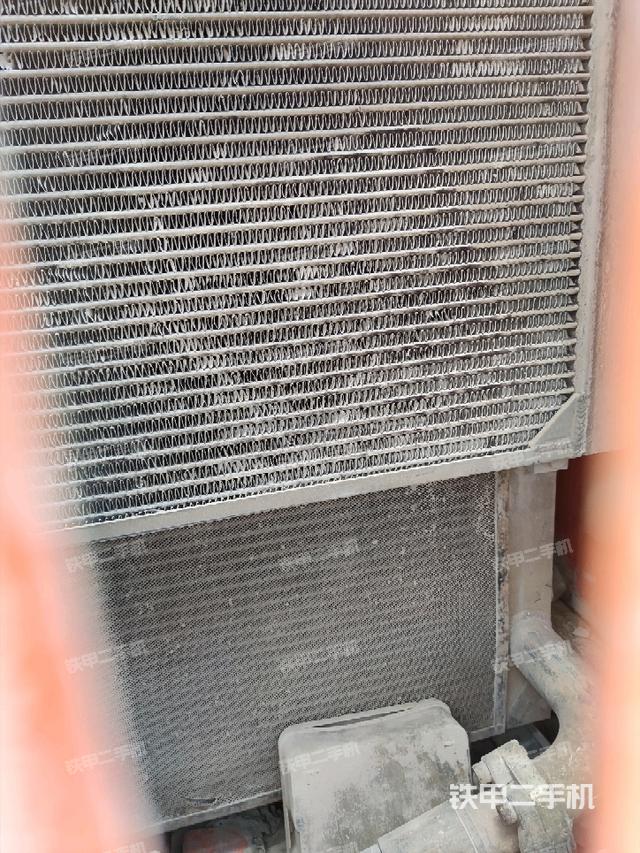 散熱器正面(大件艙室) 散熱器正面(大件艙室)