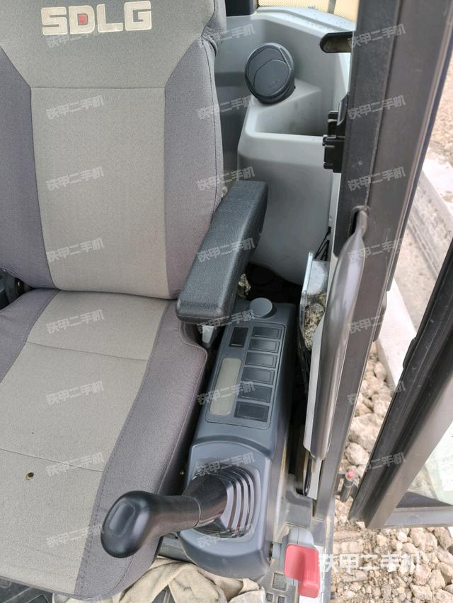 座椅左側(cè)控制臺/音響/含左手柄（駕駛室部分）