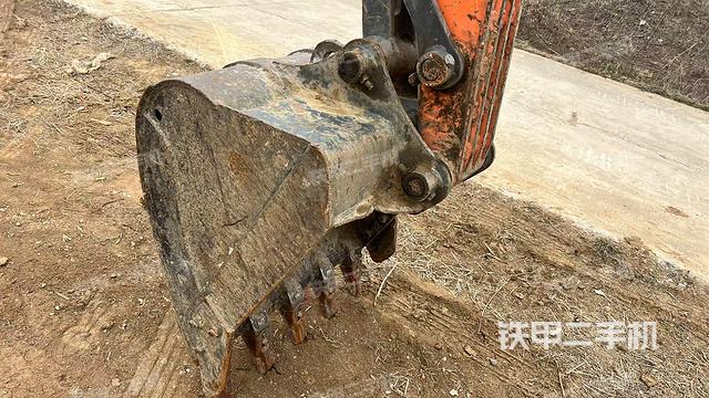 鏟斗右后整體(工作和回轉(zhuǎn)裝置) 鏟斗右后整體(工作和回轉(zhuǎn)裝置)