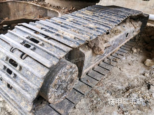 右側(cè)履帶整體(行走機構(gòu)) 右側(cè)履帶整體(行走機構(gòu))