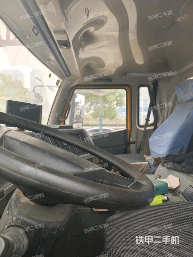 驾驶室正侧（起重机驾驶室正侧及内部，操作室及内部）