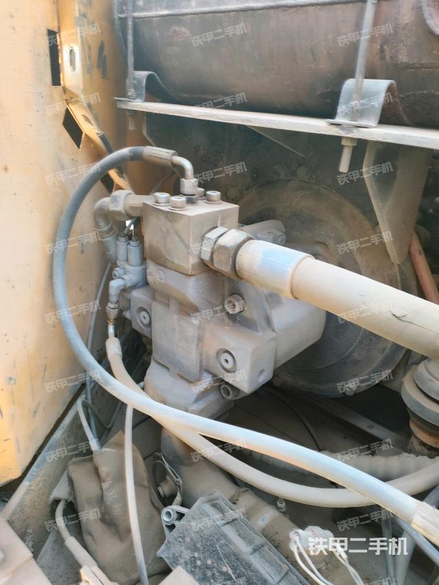 液壓泵艙室正面整體(整機(jī)外觀) 液壓泵艙室正面整體(整機(jī)外觀)