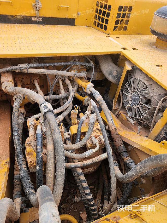 回转马达和主控阀（整机外观）