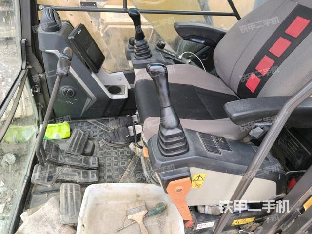 行走控制手柄和踏板?俯拍（駕駛室部分）