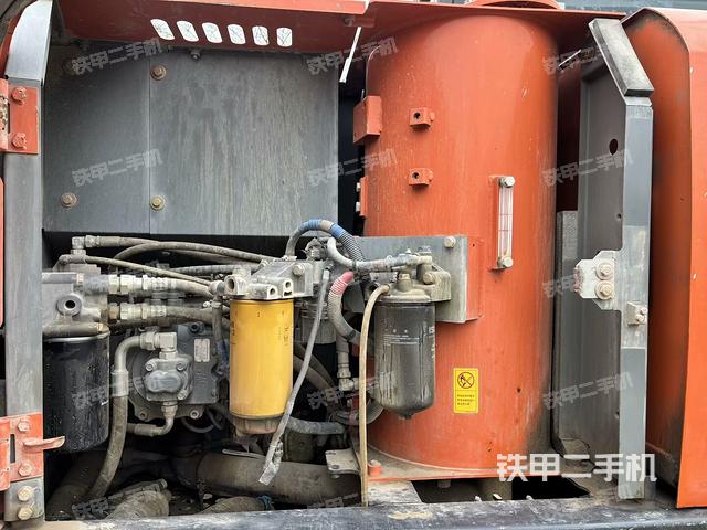 液壓泵艙室正面整體(整機(jī)外觀) 液壓泵艙室正面整體(整機(jī)外觀)