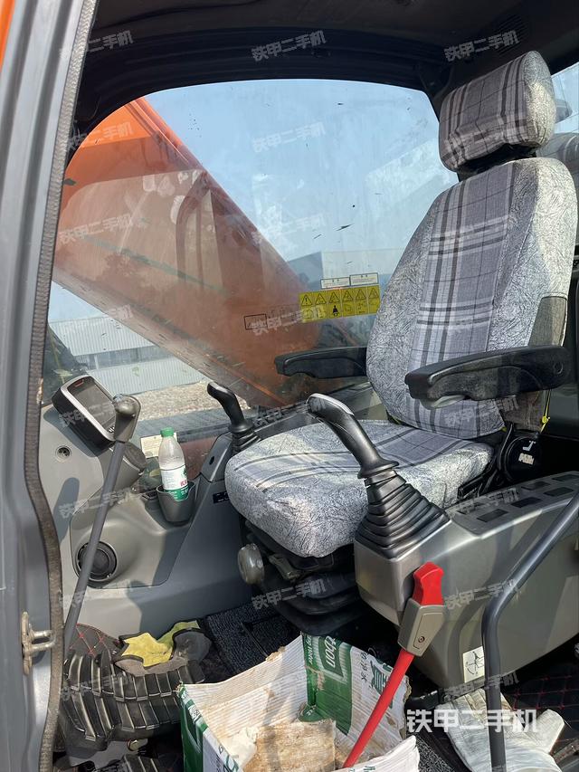 駕駛室整體(整機外觀) 駕駛室整體(整機外觀)