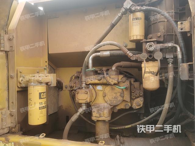 液压泵舱室正面整体（整机外观）