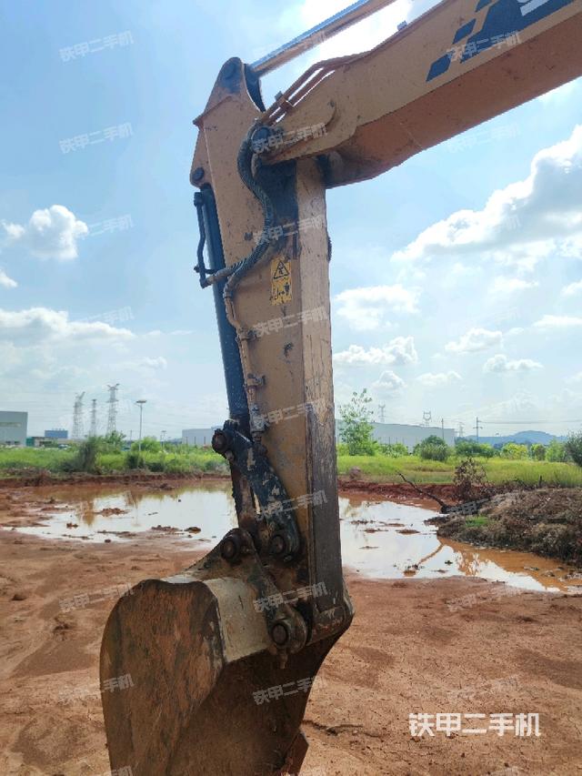 小臂整体左后(工作和回转装置) 小臂整体左后(工作和回转装置)