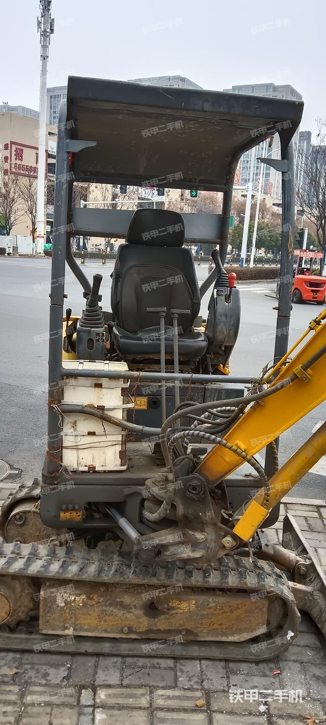 液压泵舱室正面整体（整机外观）