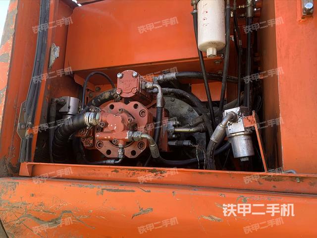 液壓泵艙室正面整體（整機外觀）