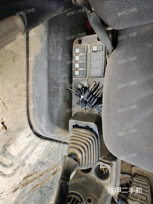 座椅右側(cè)控制臺/鑰匙門/油門/含右手柄（駕駛室部分）