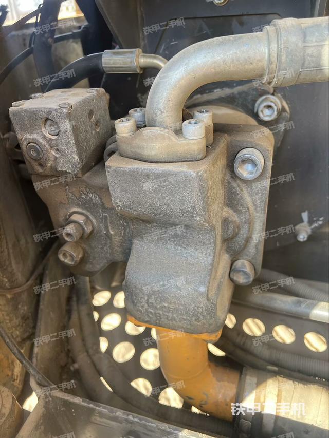 液壓泵艙室正面整體（整機外觀）