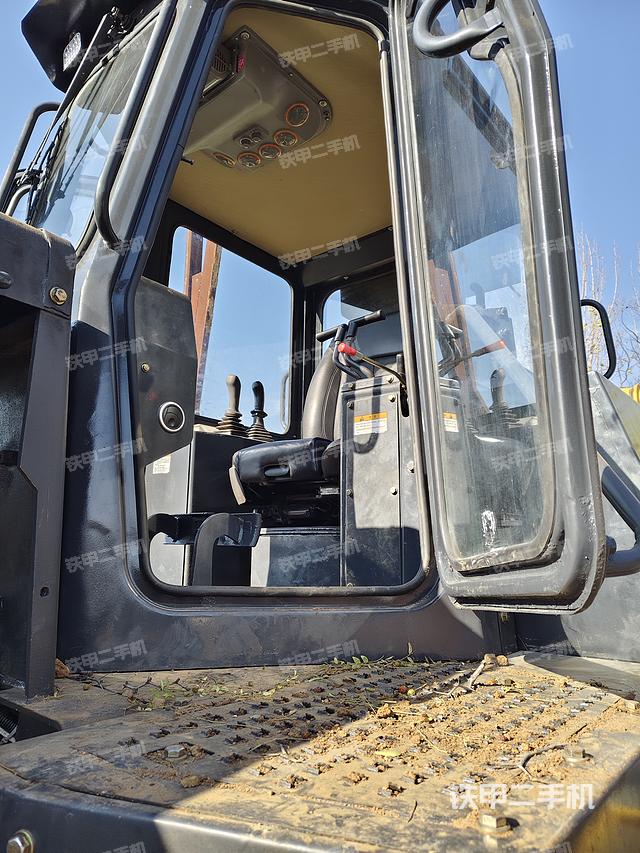 驾驶室操作台（设备外观及核心部件）