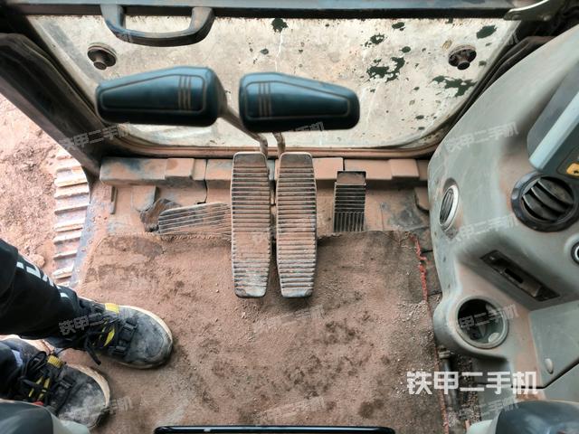 行走控制手柄和踏板?俯拍（駕駛室部分）