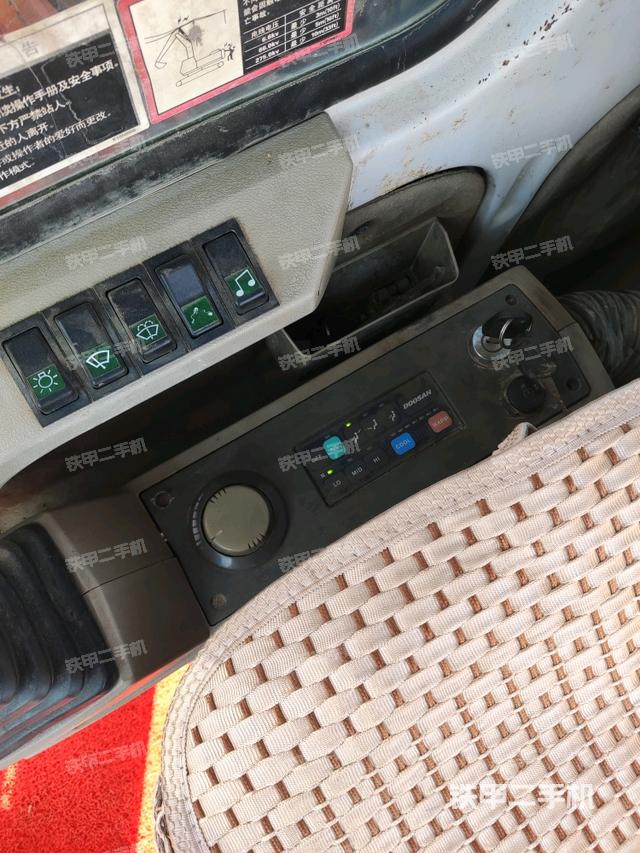 座椅右側(cè)控制臺(tái)/鑰匙門/油門/含右手柄（駕駛室部分）