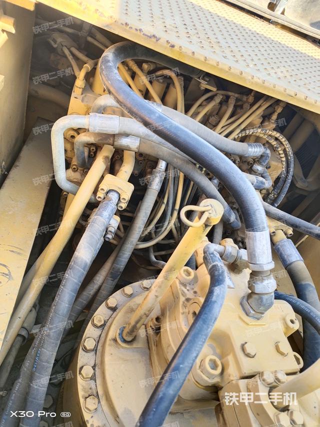 回轉(zhuǎn)馬達(dá)和主控閥（整機(jī)外觀）