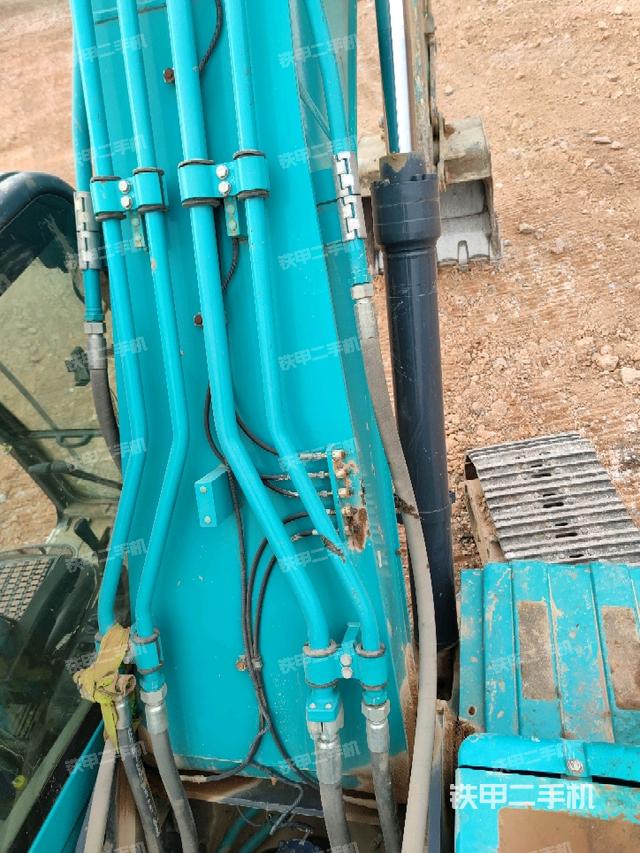 大臂背部俯視(工作和回轉(zhuǎn)裝置) 大臂背部俯視(工作和回轉(zhuǎn)裝置)