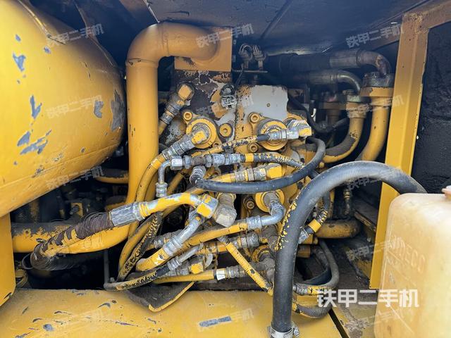 回转马达和主控阀（整机外观）