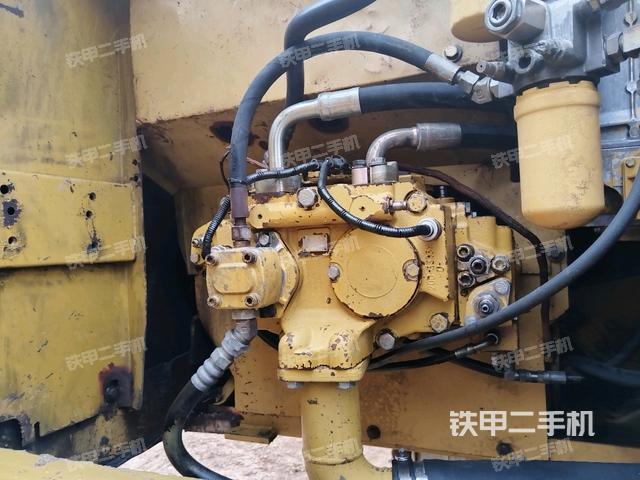 液壓泵艙室正面整體（整機外觀）