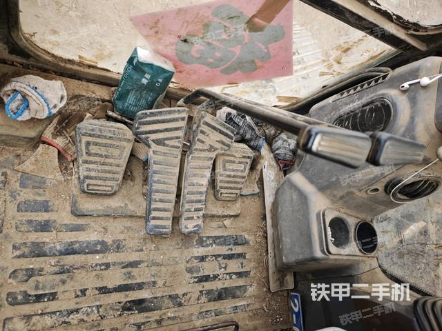 行走控制手柄和踏板?俯拍（駕駛室部分）