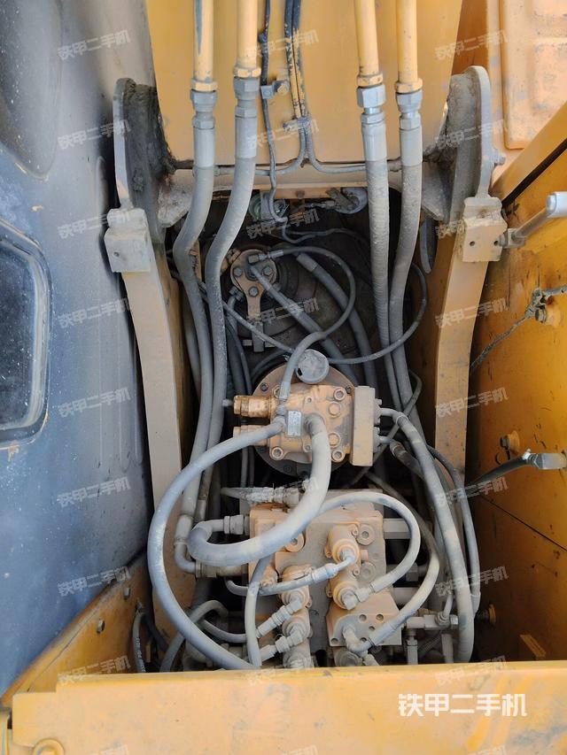 回轉(zhuǎn)馬達(dá)和主控閥（整機(jī)外觀）