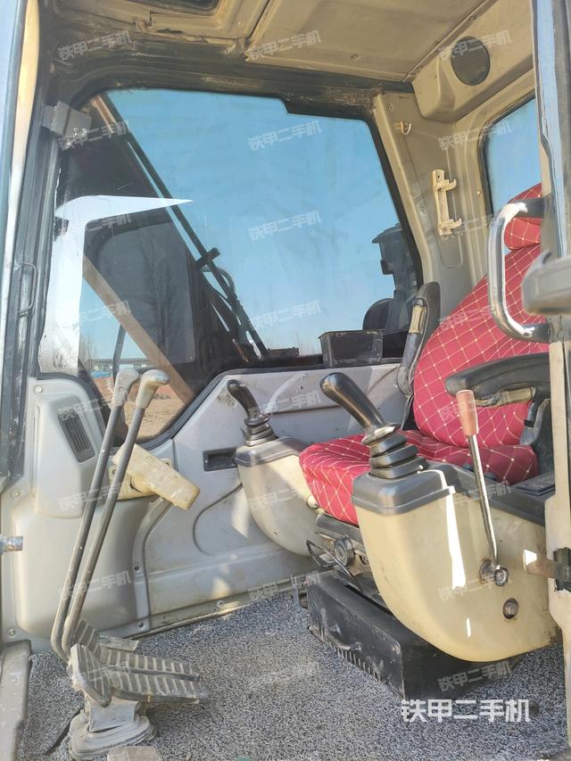 駕駛室頂部(整機(jī)外觀) 駕駛室頂部(整機(jī)外觀)