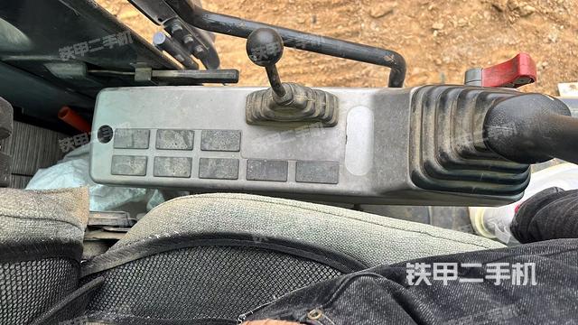 座椅左側(cè)控制臺(tái)/音響/含左手柄(駕駛室部分) 座椅左側(cè)控制臺(tái)/音響/含左手柄(駕駛室部分)