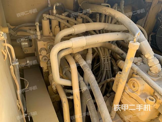 回轉(zhuǎn)馬達(dá)和主控閥（整機(jī)外觀）