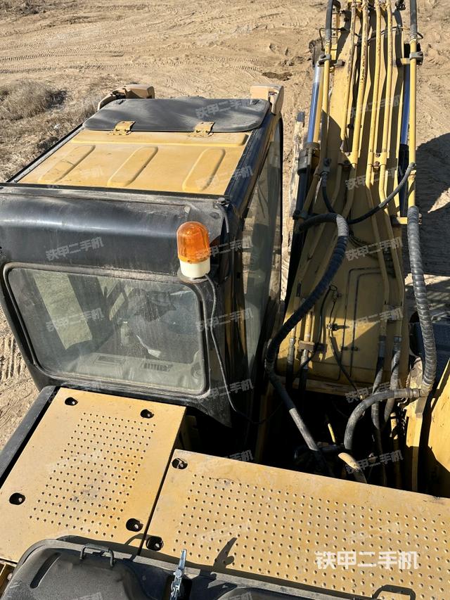 駕駛室頂部（整機外觀）