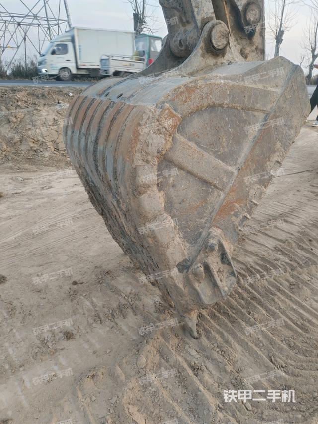 鏟斗右后整體(工作和回轉(zhuǎn)裝置) 鏟斗右后整體(工作和回轉(zhuǎn)裝置)