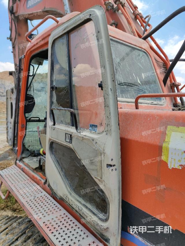 駕駛室左后45度(駕駛室部分) 駕駛室左后45度(駕駛室部分)