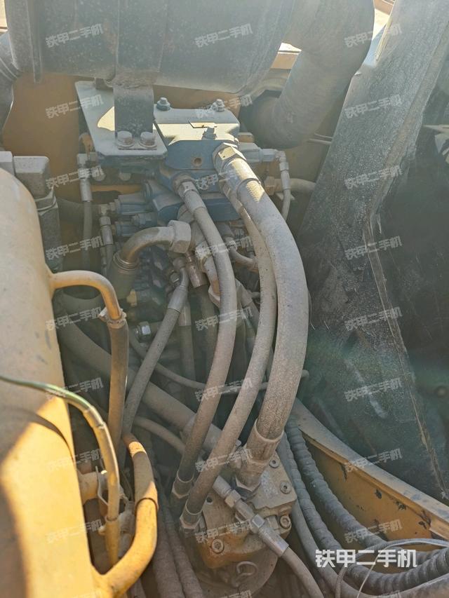 回轉(zhuǎn)馬達(dá)和主控閥(整機(jī)外觀) 回轉(zhuǎn)馬達(dá)和主控閥(整機(jī)外觀)